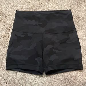 Wunder Train High-Rise Short 4”. Heritage 365 Camo Deep Coal Multi.